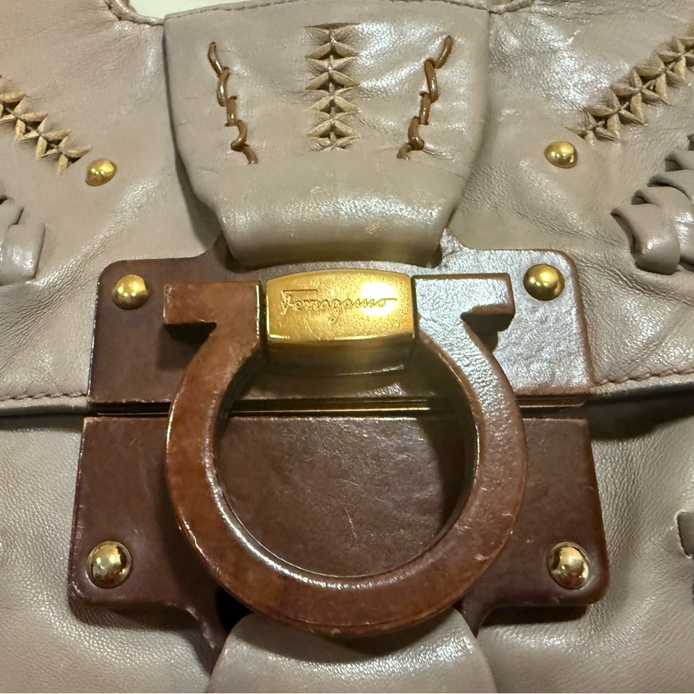 ❌sold❌Salvatore Ferragamo (2000s) Braid Leather Gancio Shoulder Bag – Taupe - Picture 13 of 14